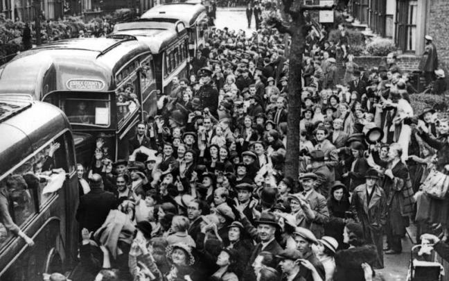 Imagen de archivo de la llegada a Londres de un grupo de niños vascos refugiados en 1937. Imagen de archivo de la llegada a Londres de un grupo de niños vascos refugiados en 1937.