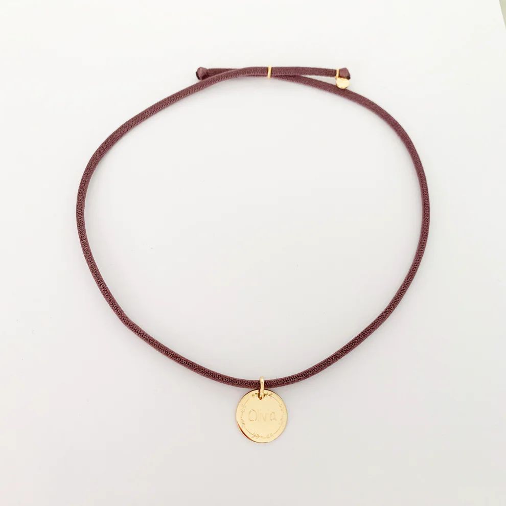 Choker con medalla de latón grabada.