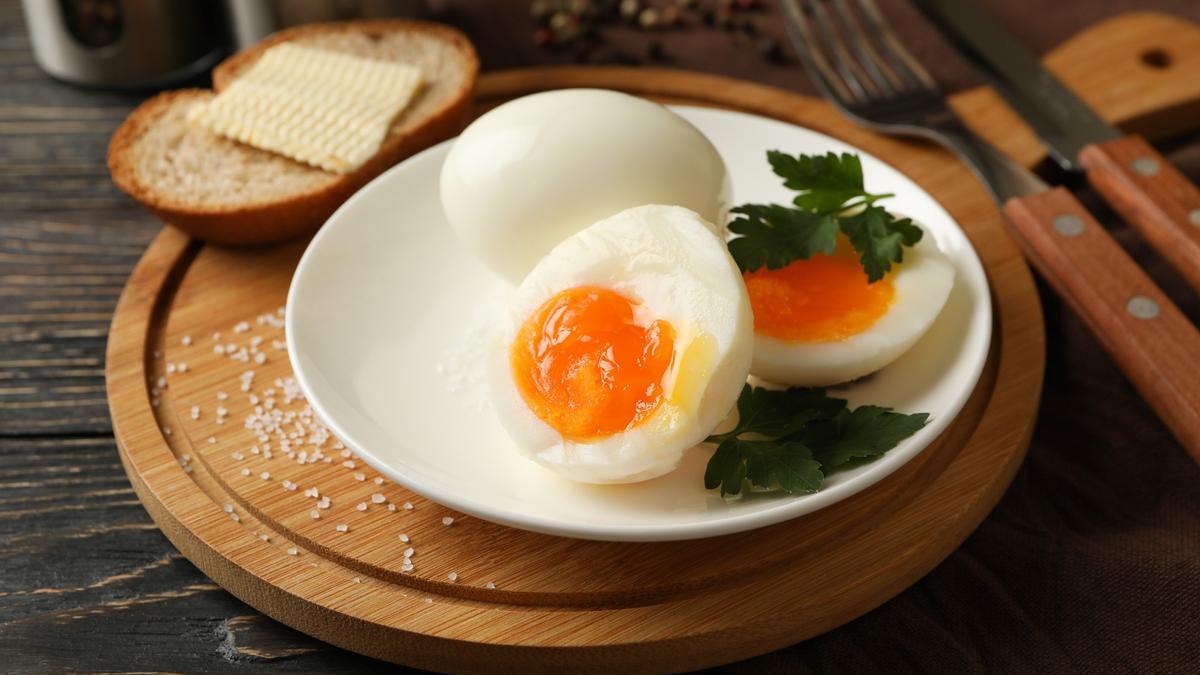 Unos huevos cocidos con la yema todavía algo líquida.