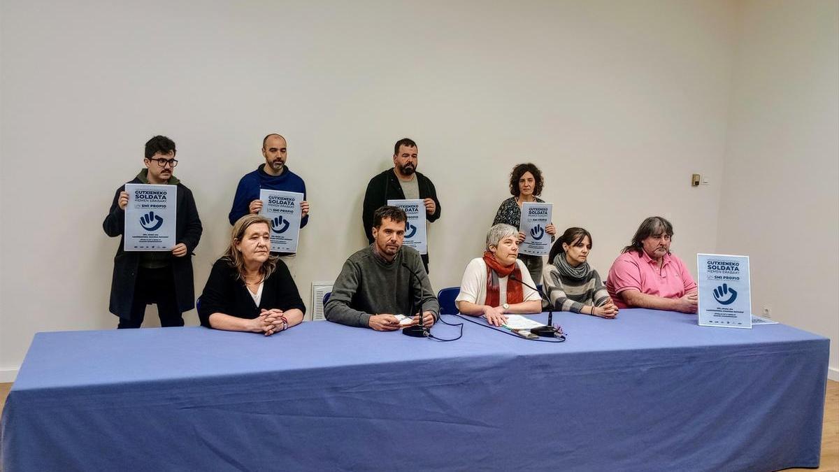 Representantes de ELA, LAB, Steilas, Esk, Hiru y Etxalde en la presentación de su propuesta por un SMI propio.