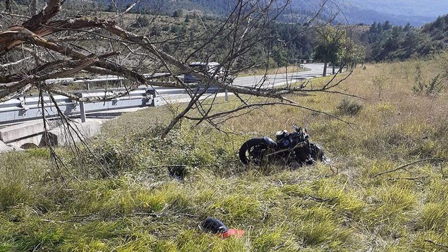 La motocicleta, volcada fuera de la calzada.
