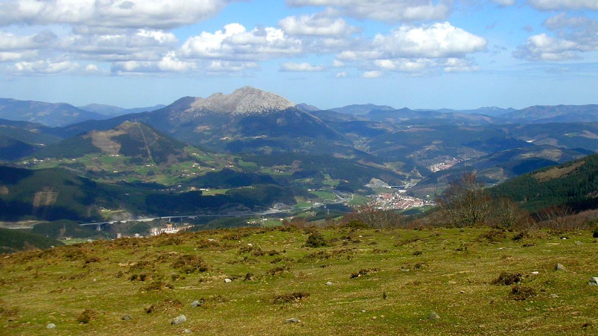 Desde la parte alta de la sierra de Elgea, Udalaitz se hara presente