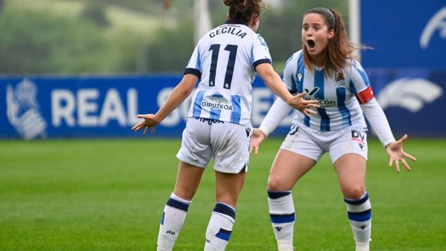Cecilia celebra su gol con Nerea Eizagirre. / LALIGA