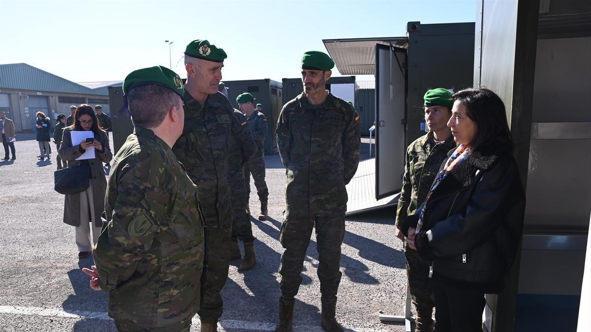 La ministra Margarita Robles, con a Agrupación de Apoyo Logístico número 41 y la Brigada 'Aragón' I en Zaragoza.