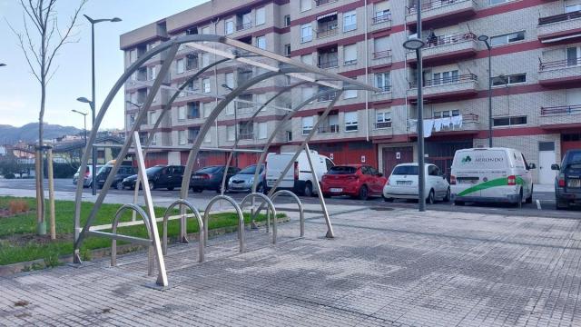 Uno de los nuevos aparcabicis cubiertos de Lazkao.