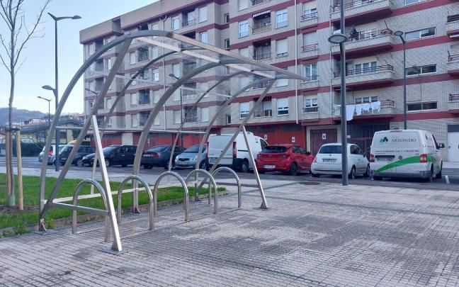 Uno de los nuevos aparcabicis cubiertos de Lazkao.