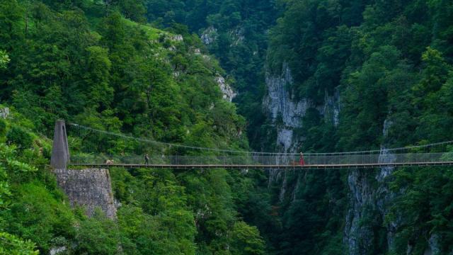 Atravesar el puente suspendido es toda una experiencia.