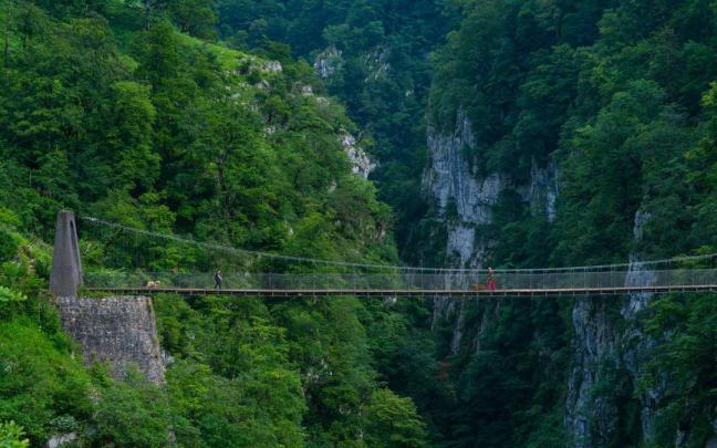 Atravesar el puente suspendido es toda una experiencia.