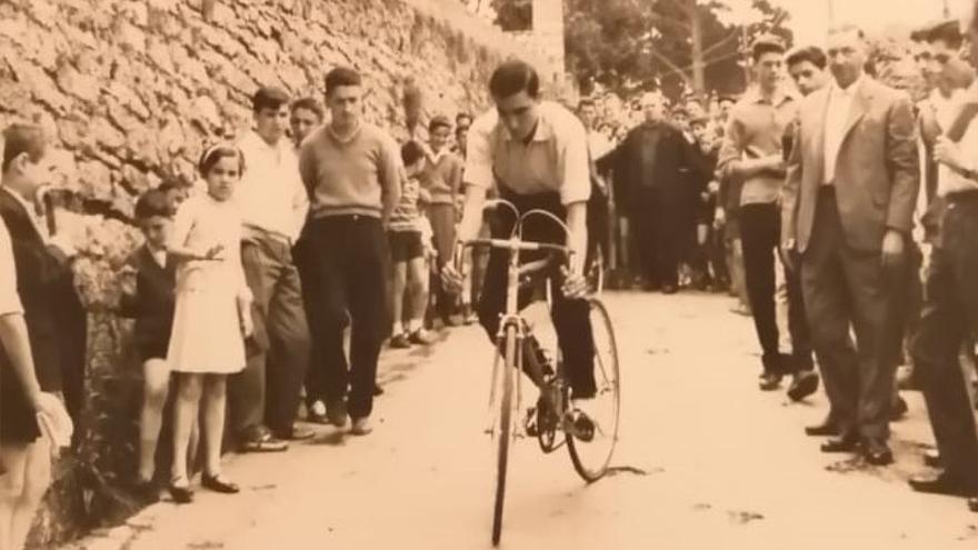 Carrera de lentitud en bicicleta en las fiestas.