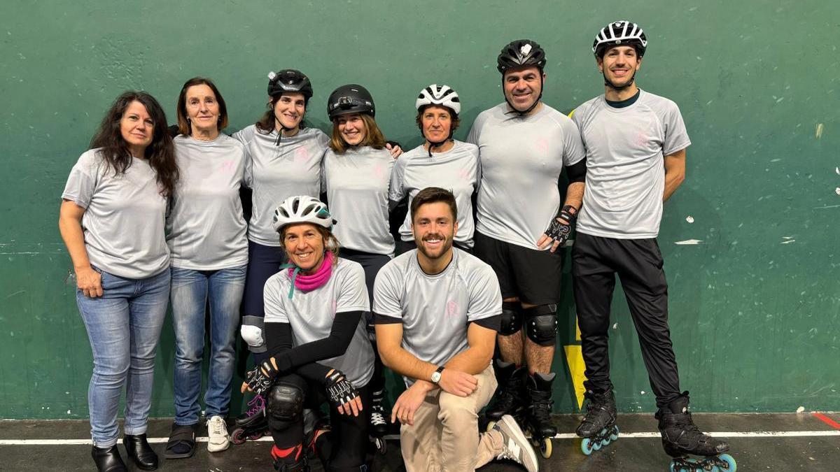 Gloria Vázquez, concejala de Igualdad, e Inaxio Illarramendi, concejal de Deportes, con miembros del equipo de patinaje.