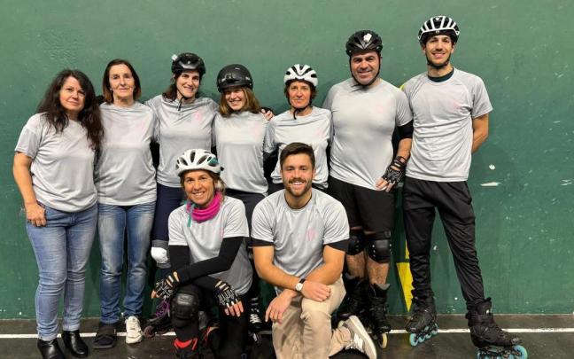 Gloria Vázquez, concejala de Igualdad, e Inaxio Illarramendi, concejal de Deportes, con miembros del equipo de patinaje.
