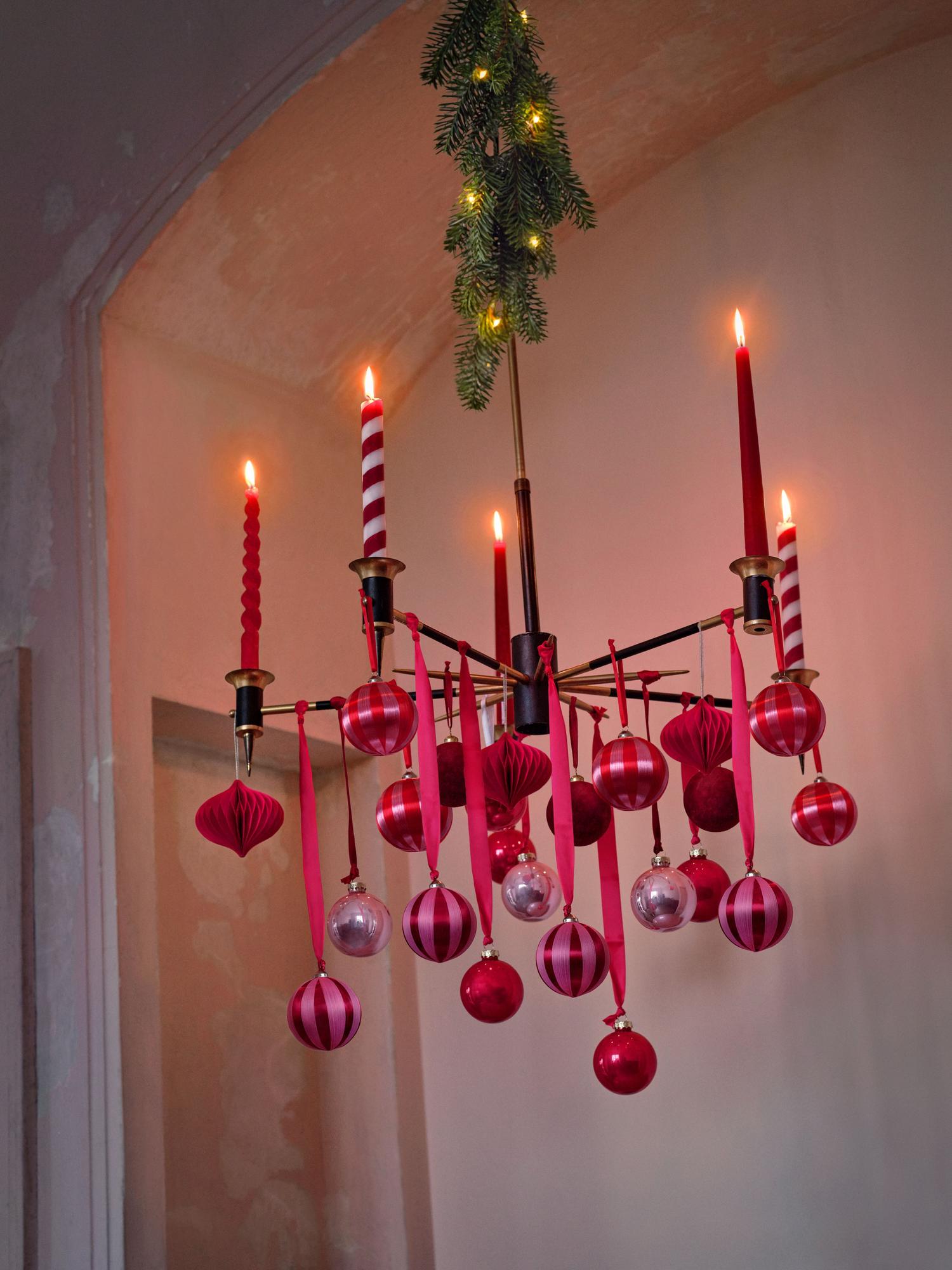 Lámpara decorada con un juego de bolas en tonos rojos. Lámpara decorada con un juego de bolas en tonos rojos.