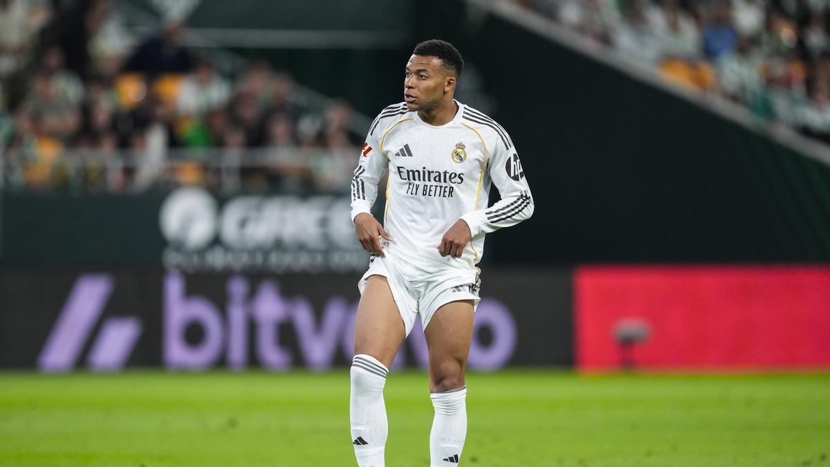Kylian Mbappé se lamenta de una ocasión perdida.