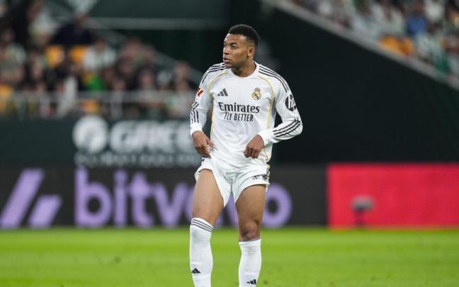 Kylian Mbappé se lamenta de una ocasión perdida.
