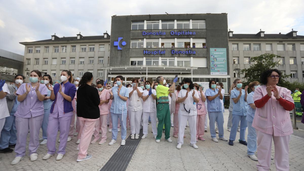 Homenaje a los profesionales sanitarios en el Hospital de Donostia