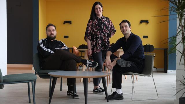 Nicolás Aznárez, Patricia Arruiz y Javier Aznárez, en el coworking Miso Centro inaugurado ayer en el número tres de la calle Julián Arteaga. Nicolás Aznárez, Patricia Arruiz y Javier Aznárez, en el coworking Miso Centro inaugurado ayer en el número tres de la calle Julián Arteaga.