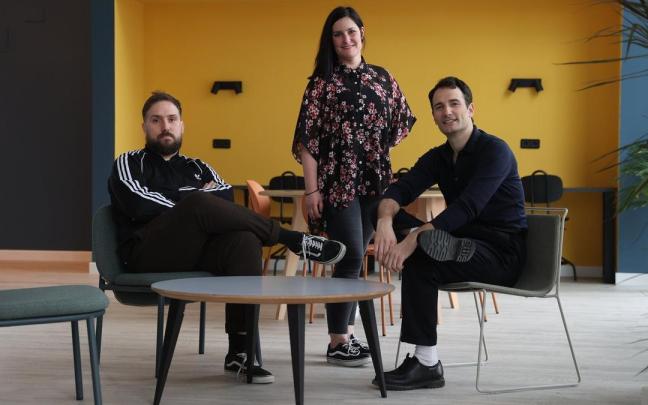 Nicolás Aznárez, Patricia Arruiz y Javier Aznárez, en el coworking Miso Centro inaugurado ayer en el número tres de la calle Julián Arteaga.