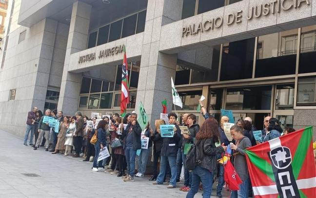 Concentración de los funcionarios vascos de la Administración de Justicia.