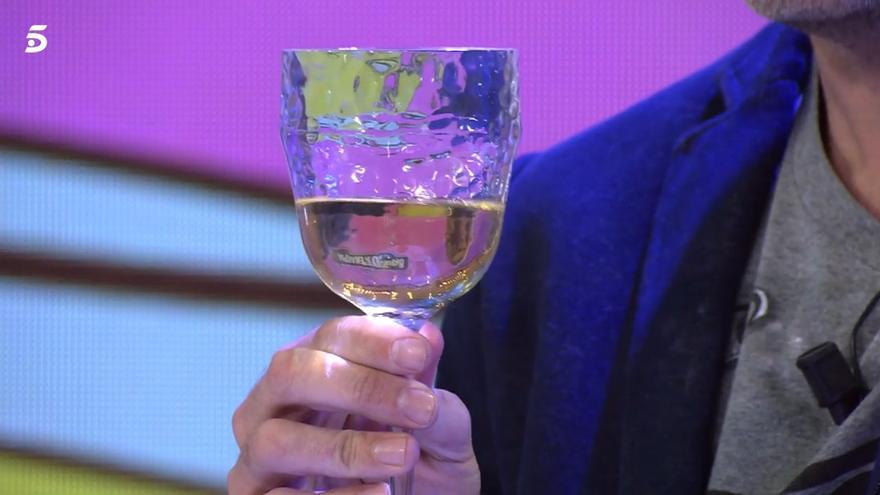 José Ángel Leiras, con la copa de orina que se iba a beber.