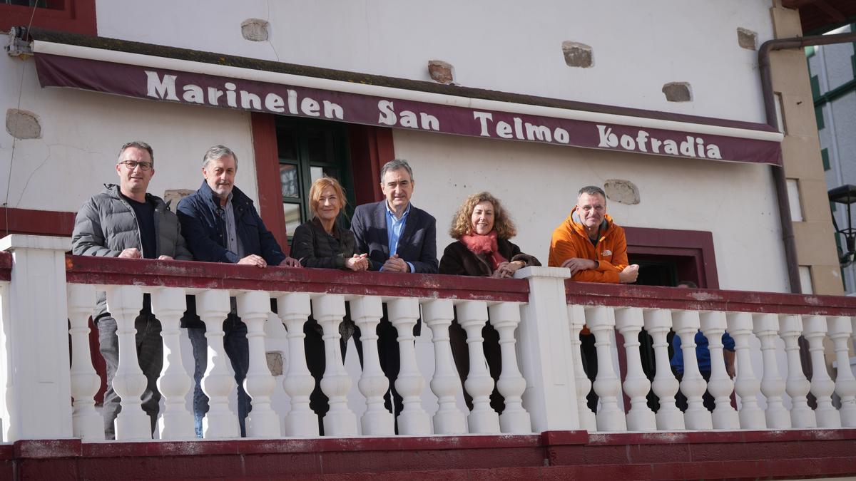 Aitor Esteban, cuarto por la izquierda, en su visita a Zumaia con el grupo EAJ-PNV de Zumaia.