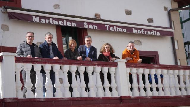 Aitor Esteban, cuarto por la izquierda, en su visita a Zumaia con el grupo EAJ-PNV de Zumaia.