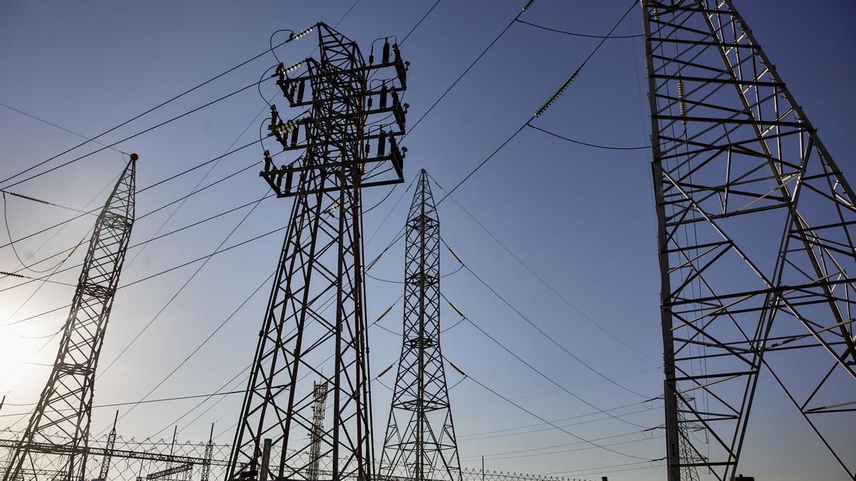 Vista general de una torre de alta tensión en Madrid. Foto: E.P.