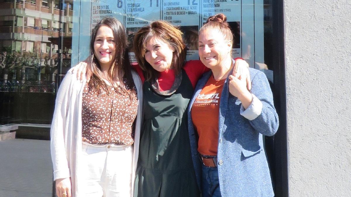 Ana Pimenta de Vaivén, entre la técnica y la concejala de Cultura.