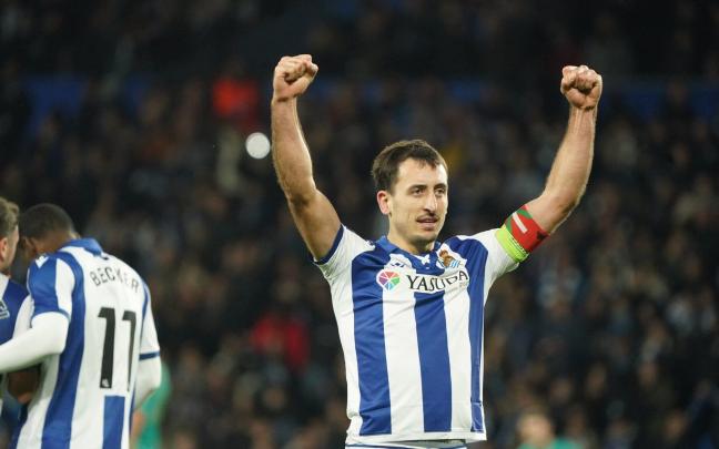 Oyarzabal celebra su gol contra el Dinamo de Kiev. / RUBEN PLAZA