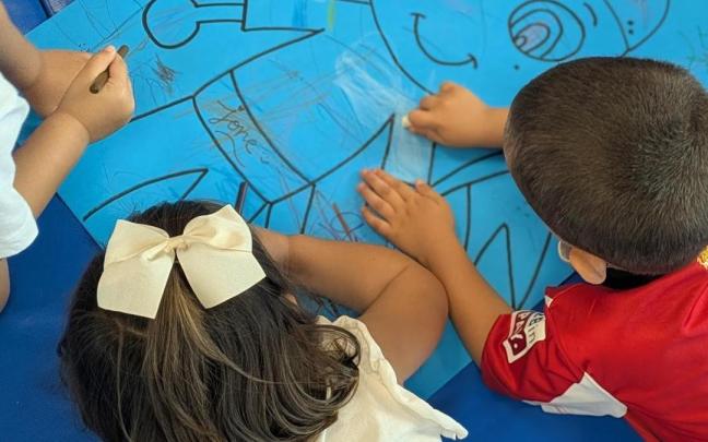 Menores pintando en la ludoteca de la plaza Armurulanda en Amurrio