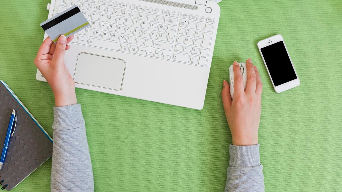 Una mujer introduce los datos de su tarjeta durante una compra 'online'.