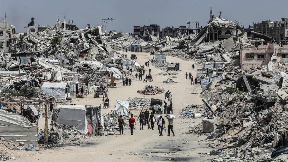 Decenas de palestinos huyen de la ciudad de Gaza por los ataques israelíes.