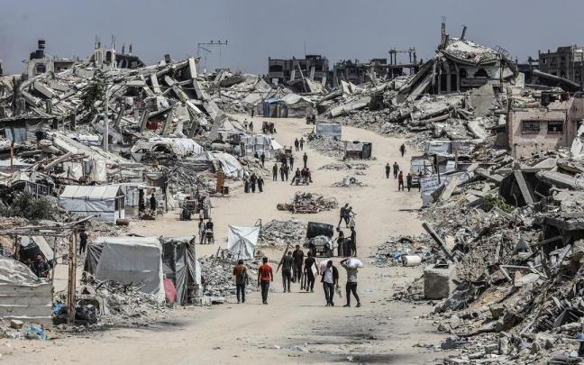 Decenas de palestinos huyen de la ciudad de Gaza por los ataques israelíes.