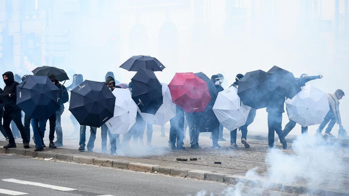 Varios de los protestantes en la décima jornada de manifestaciones en Francia.