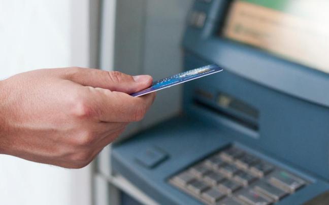 Las cuentas corrientes suelen llevar asociadas tarjetas de crédito o de débito.