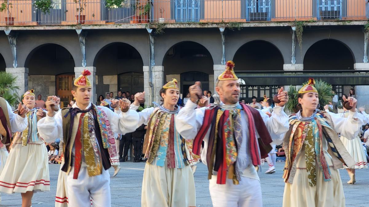 Sahatsa Dantza Taldea volverá actuar este sábado en la Herriko Plaza de Azkoitia.