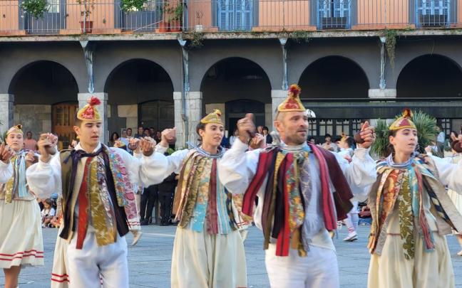 Sahatsa Dantza Taldea volverá actuar este sábado en la Herriko Plaza de Azkoitia.