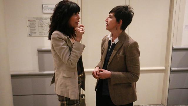 La senadora del PNV, María Dolores Etxano, junto a la ministra de Igualdad, Ana Redondo.