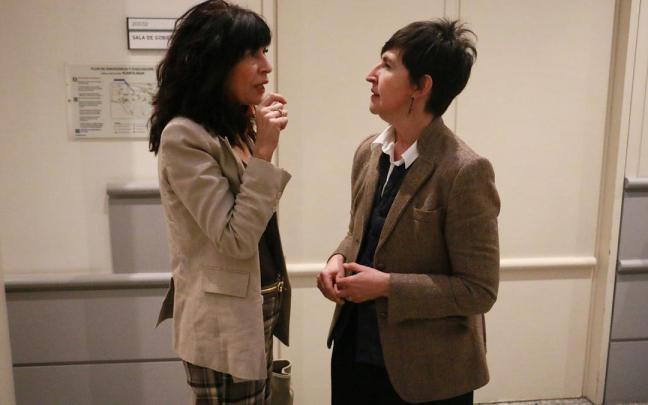 La senadora del PNV, María Dolores Etxano, junto a la ministra de Igualdad, Ana Redondo.