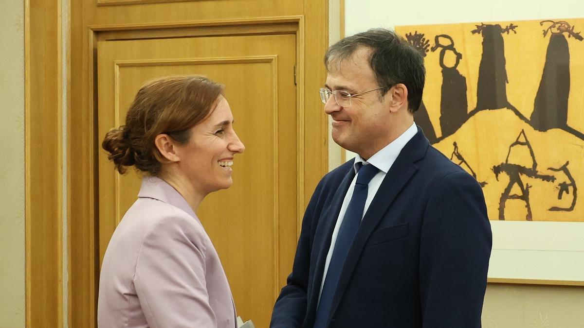 La ministra de Sanidad, Mónica García, y el consejero de Salud del Gobierno Vasco, Alberto Martínez.