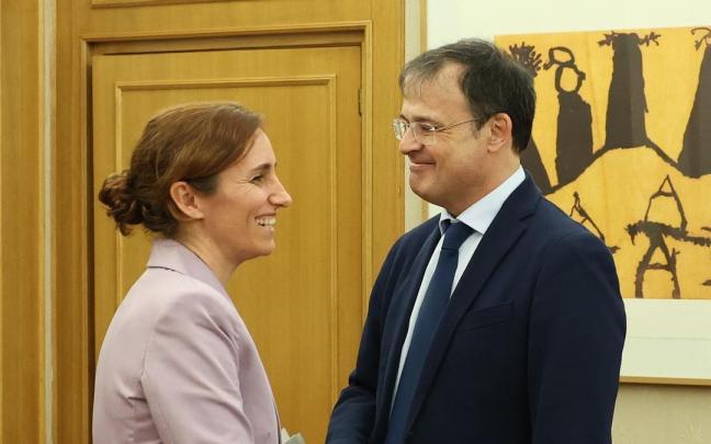 La ministra de Sanidad, Mónica García, y el consejero de Salud del Gobierno Vasco, Alberto Martínez.