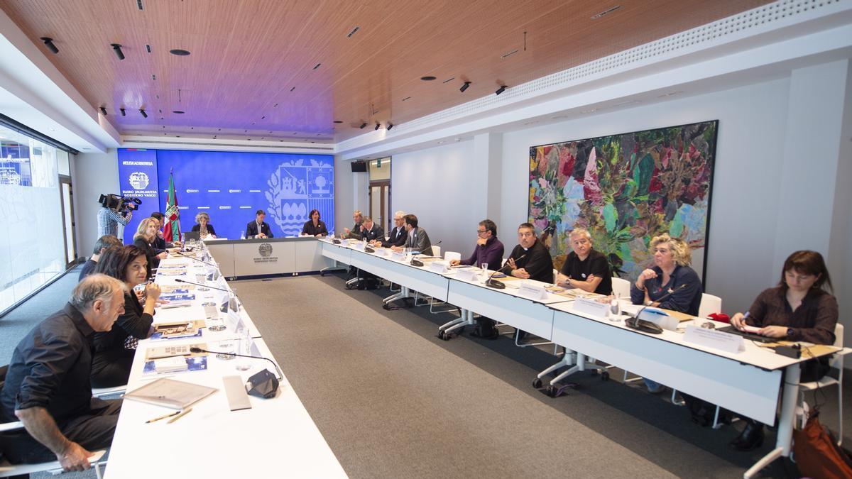 La reunión que el Patronato de Etxepare, presidida por el lehendakari, Imanol Pradales.