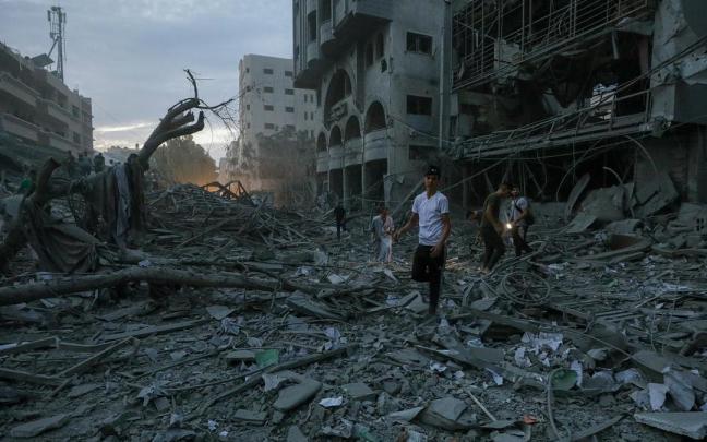 Una calle de Gaza destruida por los ataques israelíes