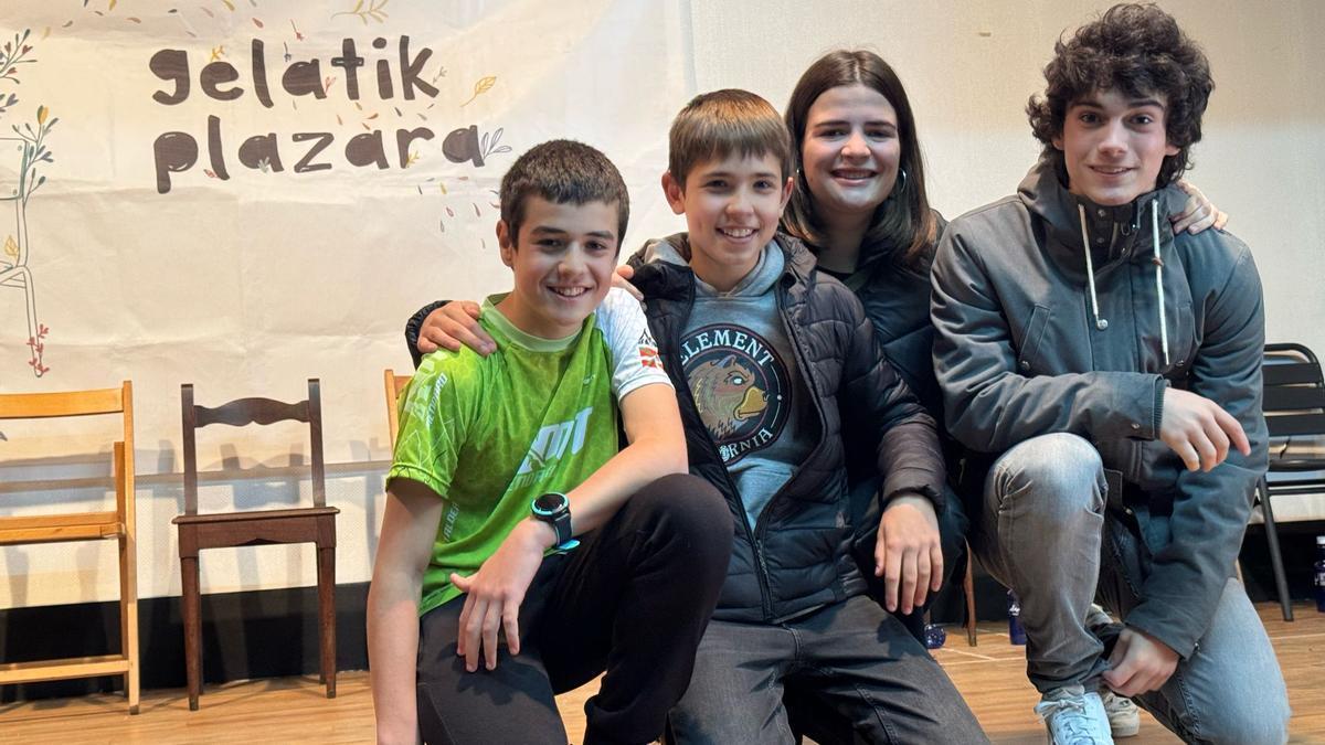 Gelatik plazara' txapelketako finalerako sailkatu diren Mendaroko gazteak bertso irakaslearekin