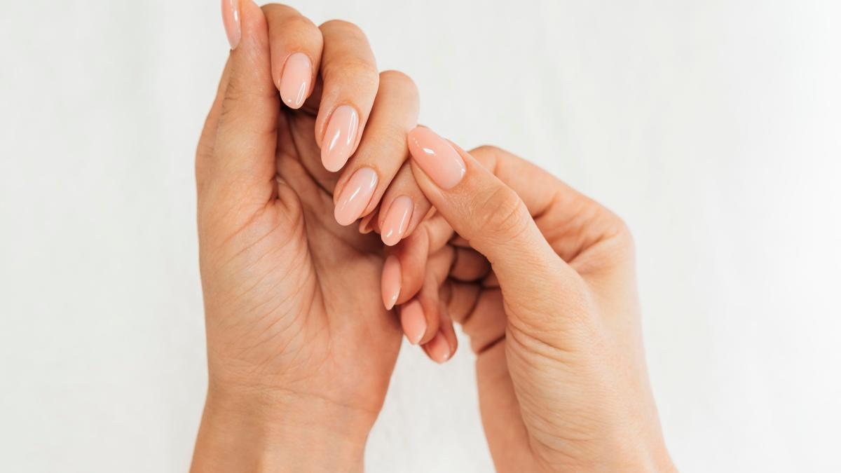 Uñas con una bonita manicura en color rosa suave.