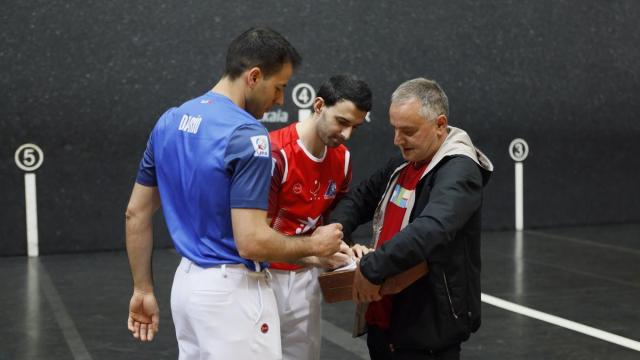 En imágenes: Jokin Altuna y Darío Gómez eligen material en el frontón Bizkaia de Bilbao para el duelo de cuartos de final del Manomanista. / MARKEL FERNÁNDEZ En imágenes: Jokin Altuna y Darío Gómez eligen material en el frontón Bizkaia de Bilbao para el duelo de cuartos de final del Manomanista.