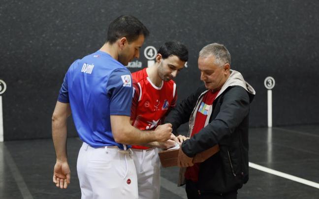 En imágenes: Jokin Altuna y Darío Gómez eligen material en el frontón Bizkaia de Bilbao para el duelo de cuartos de final del Manomanista. / MARKEL FERNÁNDEZ En imágenes: Jokin Altuna y Darío Gómez eligen material en el frontón Bizkaia de Bilbao para el duelo de cuartos de final del Manomanista.