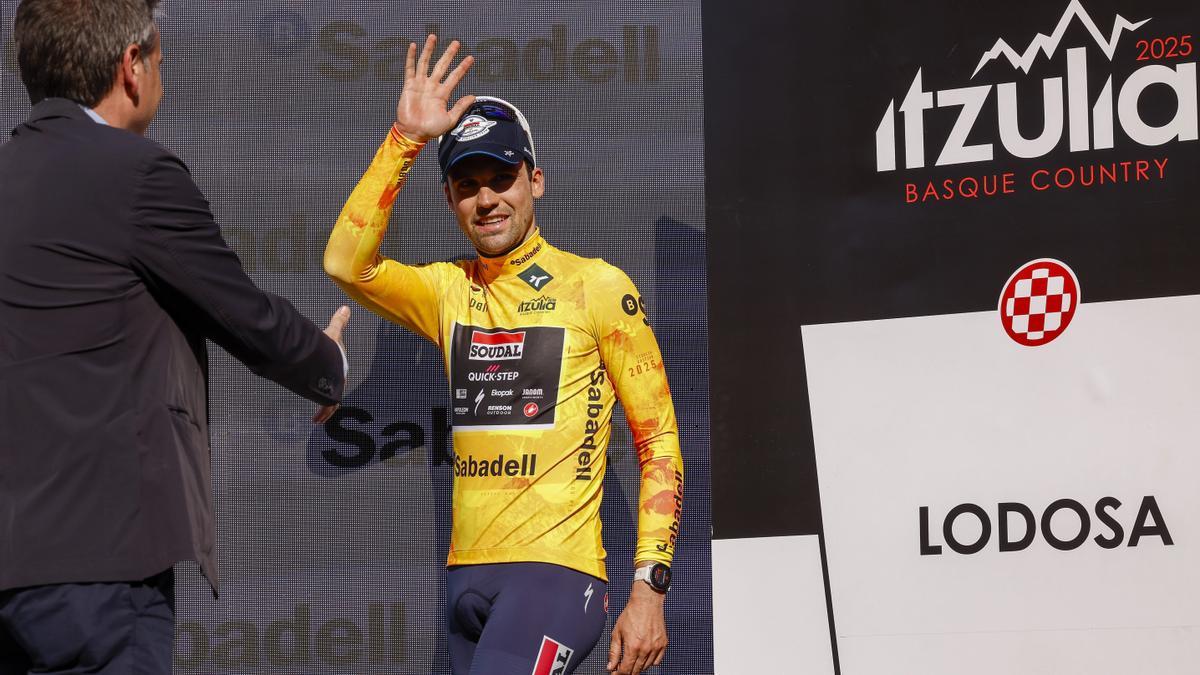 Maximilian Schachmann mantiene el liderato.