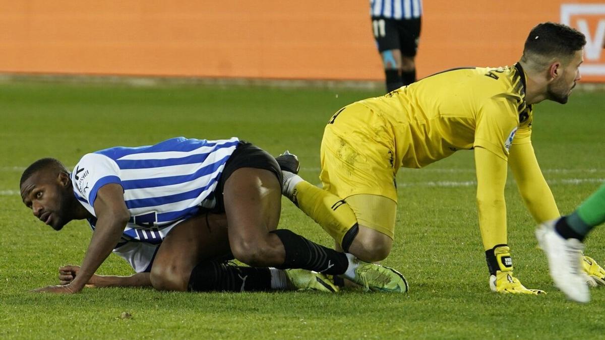 Sylla cae al suelo en el choque ante el Racing