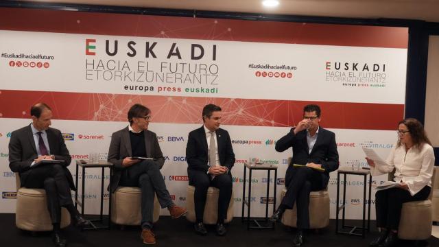 Un momento del foro celebrado hoy en Bilbao, con la presencia del consejero Mikel Jauregi y representantes de Basque Energy Cluster, Iberdrola e IKEA Barakaldo.