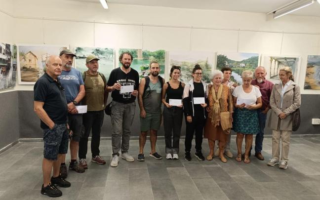 Los aurotes premiados posan juntos a las obras que se exponen en el palacio de Agirre y los organizadores y patrocinadores del concurso.